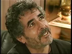 بچه ها تماشای به خورد فاحشه سبزه و مقعد را بر روی نیمکت