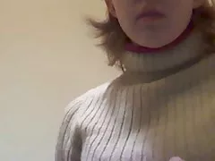 نوجوان بازی با بطری در حمام