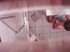 پنهان بادامک - برش موهای دخترک