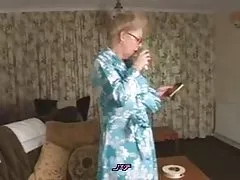 ننه ضعیف تنها و بیکس