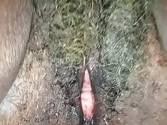 آه شیلا!  62 ساله مادر بزرگ سیاه و سفید با گربه خاکستری خیس