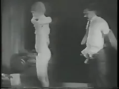 جوجه شاخی انگشتان بیدمشک در پورنو سیاه و سفید