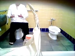 زن مسن تر در سفید با عینک