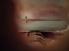 زن مودار در اتاق خواب (خوابگاه)