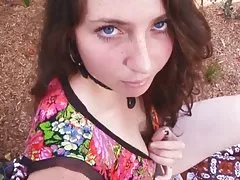 Evette brunettes مودار شود برهنه در در باغ