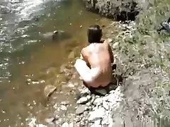 مورگان در نظر گرفتن یک حمام در رودخانه