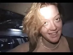 دارای موی سرخ رنگ پریده nerd برداشت و در ماشین زیر کلیک