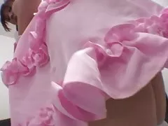 عیار عروسکی سفید گوش گربه روی مبل fondled می شود