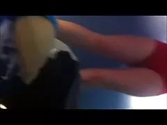 خجالتی نوجوان با جوانان بزرگ و کامل بوش بعد از شنا