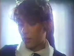 دوشیزه یا زن جوان خجالتی و مهمان گره خورده