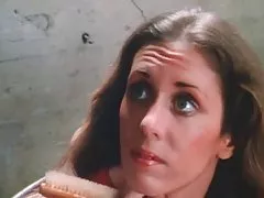 پادشاهان cabbages پرتاب و شیر ماهی صدف را باز می کند.